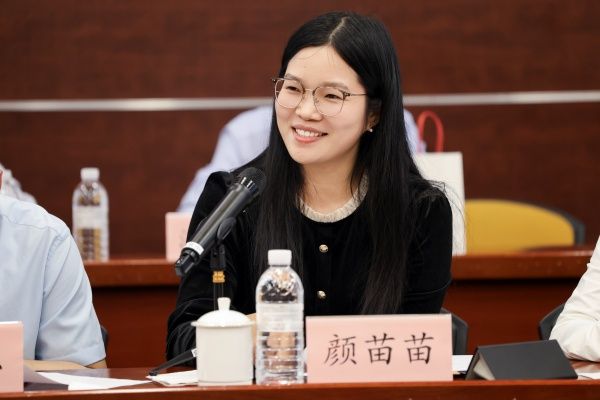 颜苗苗_副本.jpg 颜苗苗_副本.jpg